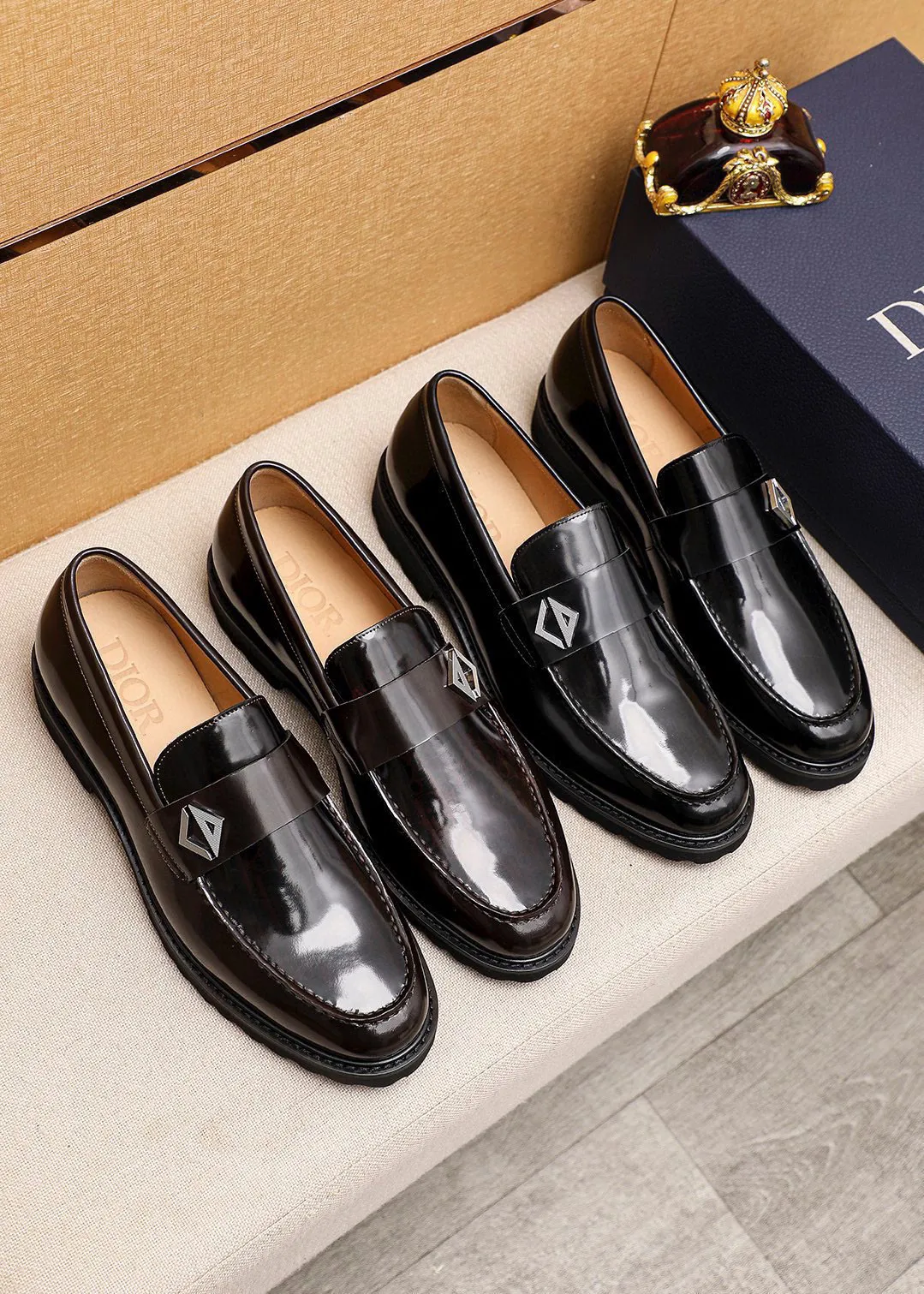Men's shoes 💰460 💐 Product trademark: Dior "Dior" casual leather shoes Regular size: 39-44 (38.45🉑️customized) Product materials: Selected Italian imported first-layer open-edge beaded cowhide upper + classic hardware buckle, imported water-dyed cowhide lining. Strong three-dimensional visual effect, foam outsole Color: 2⃣️colors available